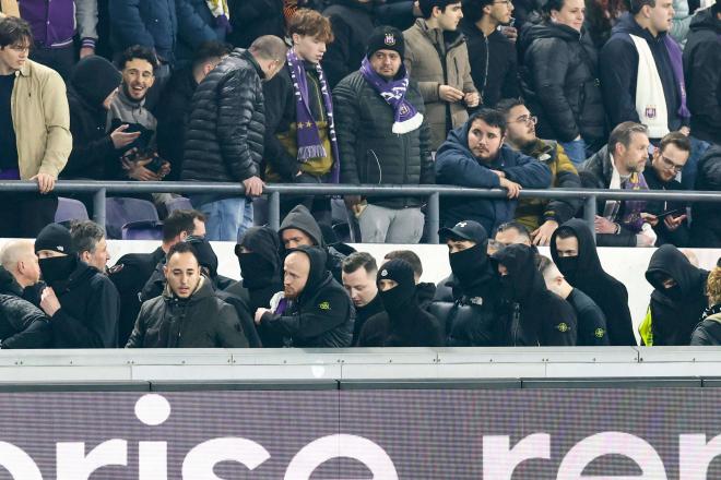 Aficionados en las gradas del Anderlecth-Fenerbahce (FOTO: Cordón Press).