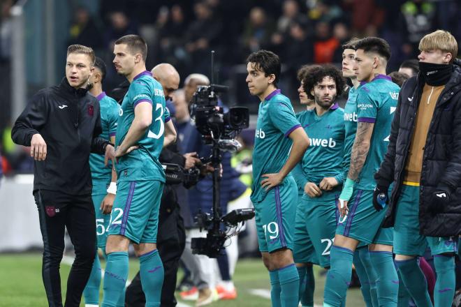 Los jugadores del Anderlecht observan lo que ocurre en las gradas (FOTO: Cordón Press).