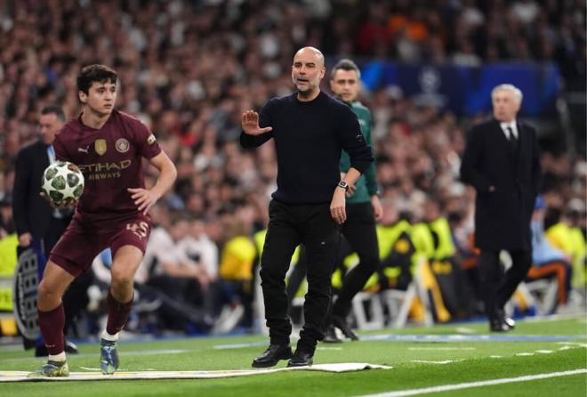 Pep Guardiola con Khusanov, uno de los fichajes del Manchester City (Foto: Cordon Press).