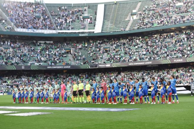 Los jugadores del Betis y el Gent, antes del partido (Foto: Kiko Hurtado).