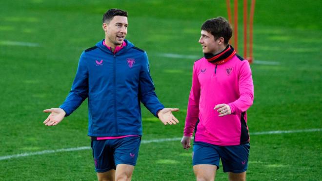 Óscar de Marcos habla con Mikel Jauregizar en Lezama (Foto: Athletic Club).