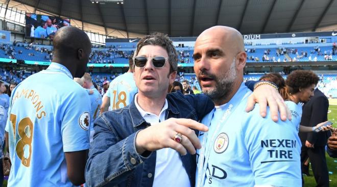 Liam Gallagher celebra un título del Manchester City con Pep Guardiola.