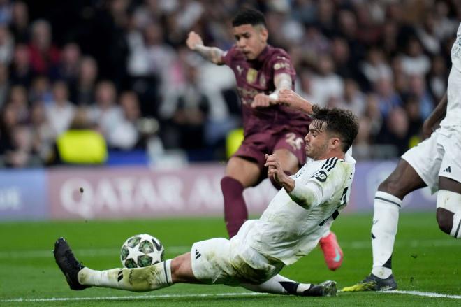 Raúl Asencio, en una acción defensiva contra el Manchester (Foto: Cordon Press)