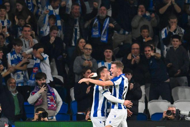 Barrenetxea y Luka Sucic celebran uno de los goles al Mydtjylland (Foto: CordonPress).