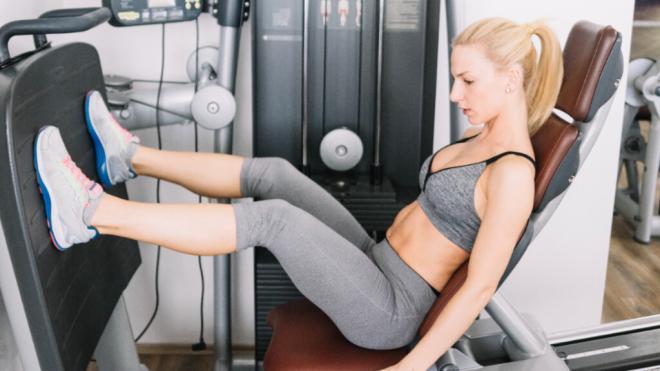 Mujer haciendo prensa en el gimnasio (Foto: Freepik)