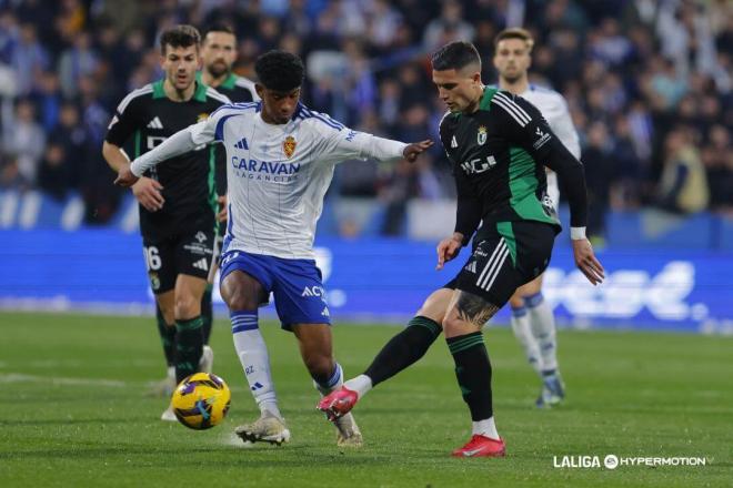 Edu Espiau da un pase delante de Adu Ares en el Real Zaragoza-Burgos (Foto: LALIGA).