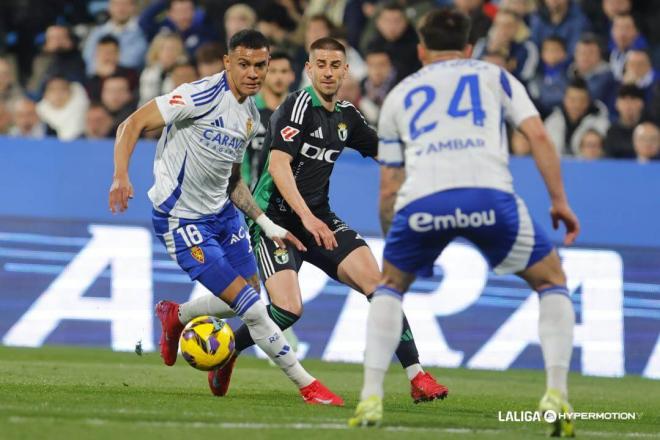 Kervin Arriaga conduce el balón en el Real Zaragoza-Burgos (Foto: LALIGA).