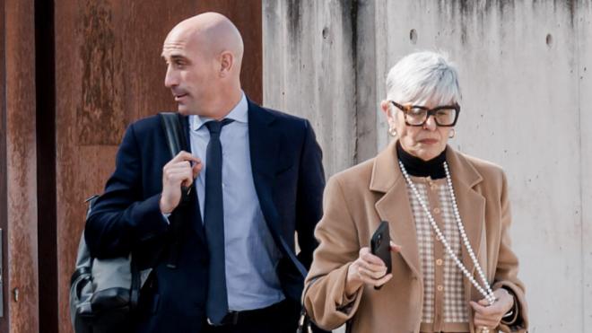 Luis Rubiales y su abogada a la salida de la Audiencia (Europa Press)