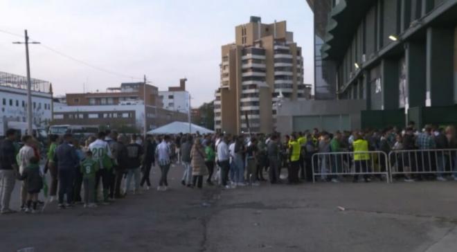 Colas en el Benito Villamarín para el Betis-Gent.