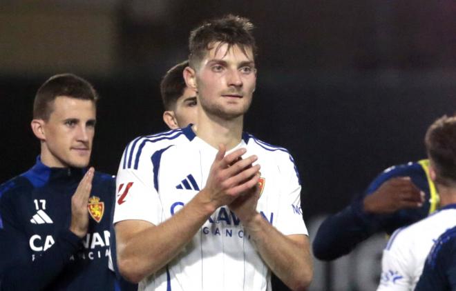 Sebastian Kosa aplaude a la afición tras un partido del Real Zaragoza (Foto: LALIGA).