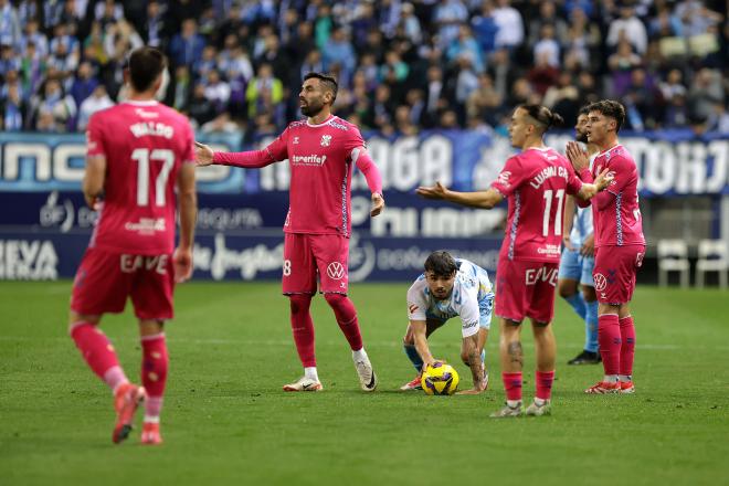 Los jugadores del Tenerife protestan en el duelo ante el Málaga (Foto: LaLiga).