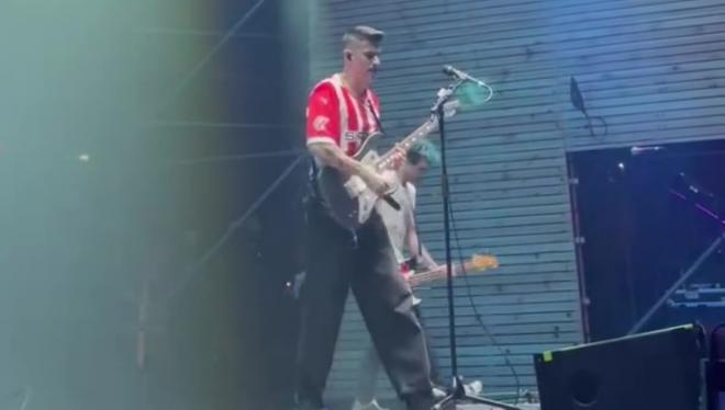 Álvaro Benito da un concierto con la camiseta del Sporting (Foto: Gijón Arena).