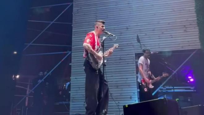 Álvaro Benito da un concierto con la camiseta del Sporting (Foto: Gijón Arena).