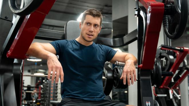 Hombre en una máquina de gimnasio (Foto: Freepik)