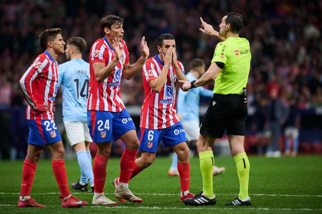 El Atlético de Madrid protesta un penalti (Cordon Press)