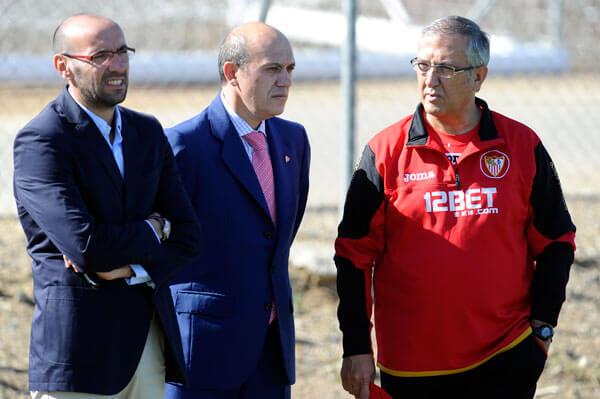 Gregorio Manzano, Monchi y Del Nido Benavente, en un entrenamiento del Sevilla.