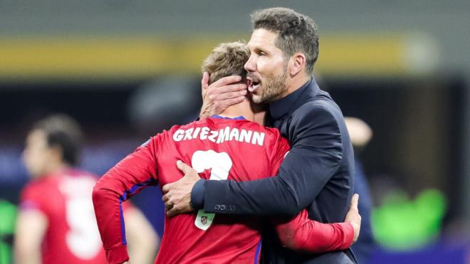 Simeone abraza a Antoine Griezmann (Cordon Press)