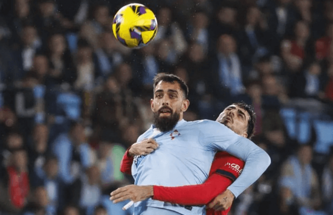 Borja Iglesias intenta controlar un balón durante el Celta-Osasuna en Balaídos (Foto: LaLiga).