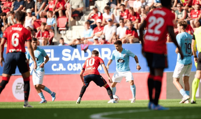 Fran Beltrán ante Aimar Oroz (Foto: LaLiga).