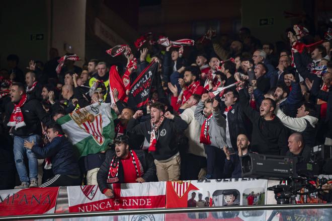 La afición del Sevilla, en Vallecas (Foto: Cordon Press).