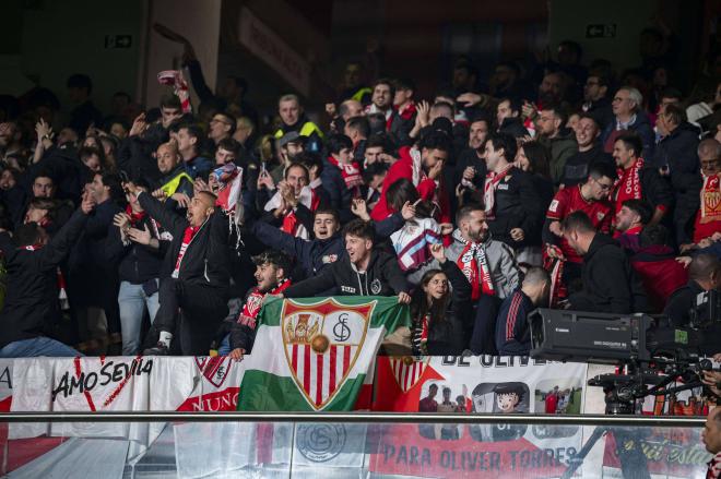 La afición del Sevilla, en Vallecas (Foto: Cordon Press).