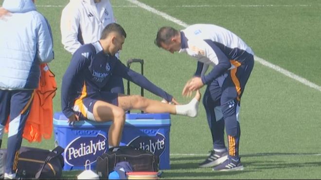 A Dani Ceballos le vendan el tobillo antes del partido contra el Girona.