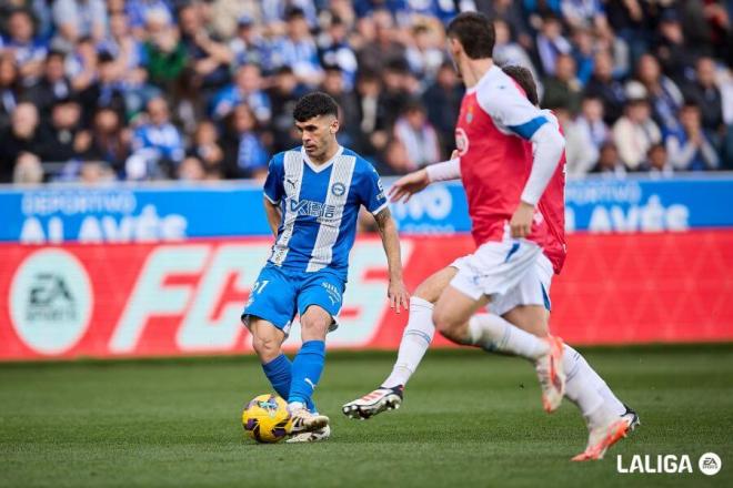 Aleñá conduce un balón en el Alavés-Espanyol (FOTO: LALIGA).