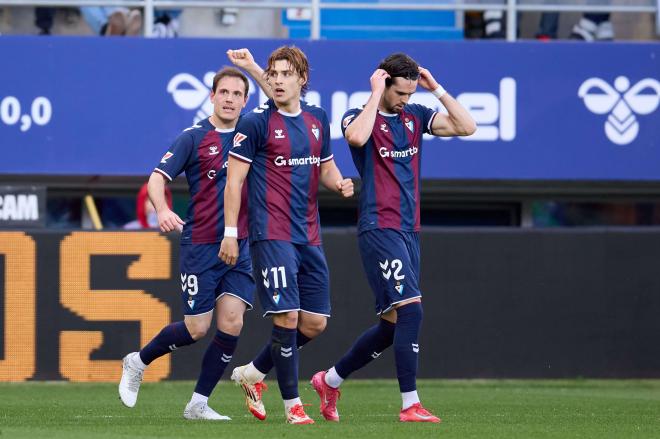 Jon Bautista celebra su gol en el Eibar - Racing (Foto: LALIGA).