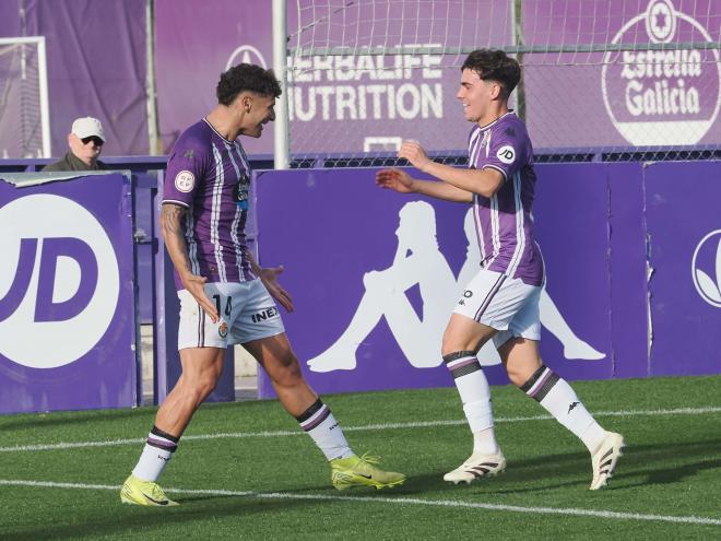 Jorde Delgado y Koke celebran un gol del Promesas al Guijuelo (Foto: Real Valladolid).