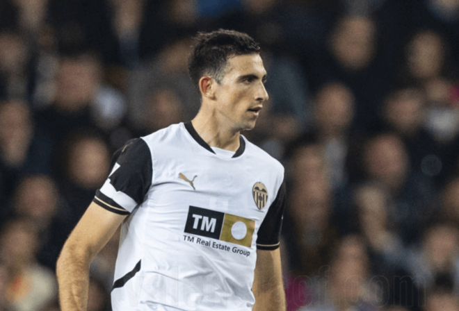 César Tárrega, durante un partido con el Valencia (Foto. VCF).