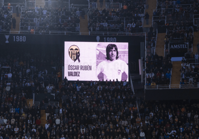 Mestalla guarda un respetuoso minuto de silencio en recuerdo de Óscar Rubén Valdez