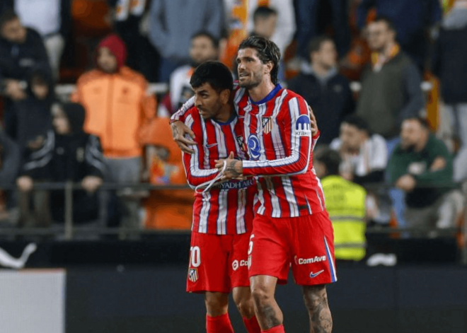 Correa y De Paul celebran un gol durante el Valencia-Atlético (Foto: Atlético de Madrid).