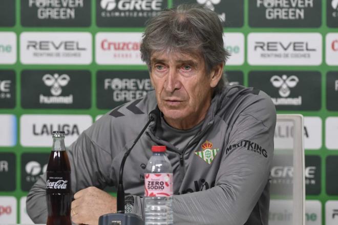 Manuel Pellegrini, en sala de prensa del Real Betis  (Foto: Kiko Hurtado)