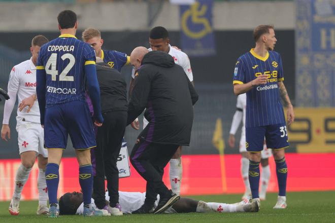 Moise Kean, evacuado en ambulancia tras desplomarse con la Fiorentina (Foto: Paola Garbuio/CordonPr