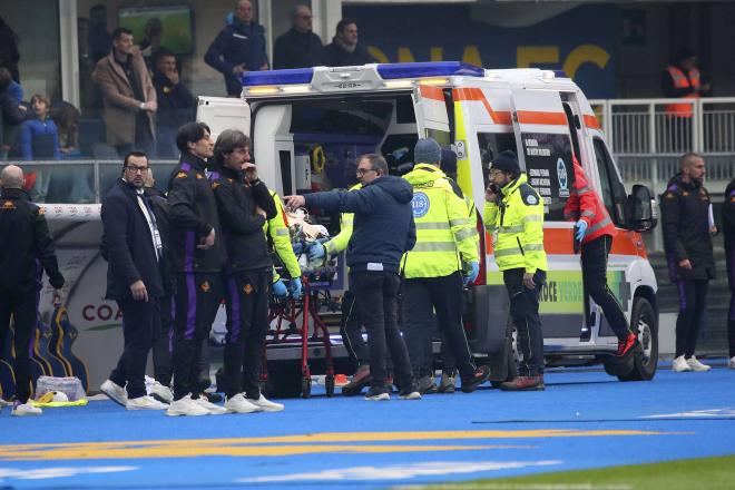 Moise Kean, evacuado en ambulancia tras desplomarse con la Fiorentina (Foto: Paola Garbuio/CordonPr 