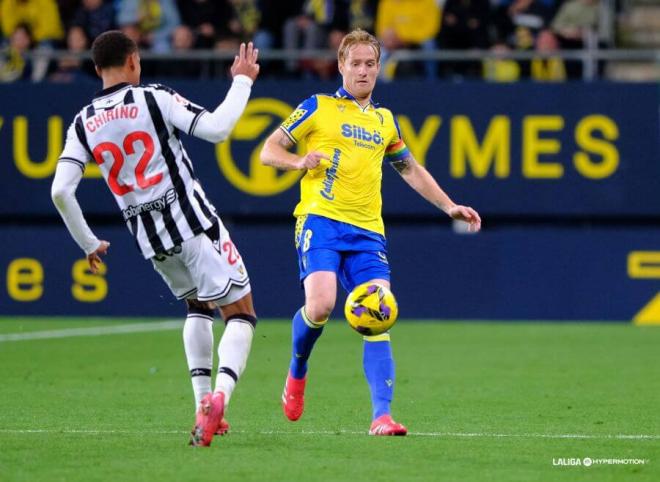 Álex Fernández, en una jugada del Cádiz-Castellón (FOTO: LALIGA).