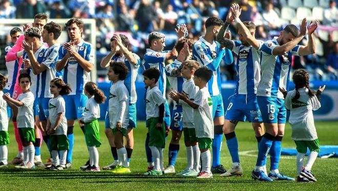 El once del Deportivo instantes antes de medirse al Huesca (Foto: LALIGA).