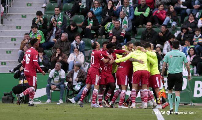 El abrazo colectivo del Cartagena a Álex Millán tras romper a llorar (Foto: LALIGA).