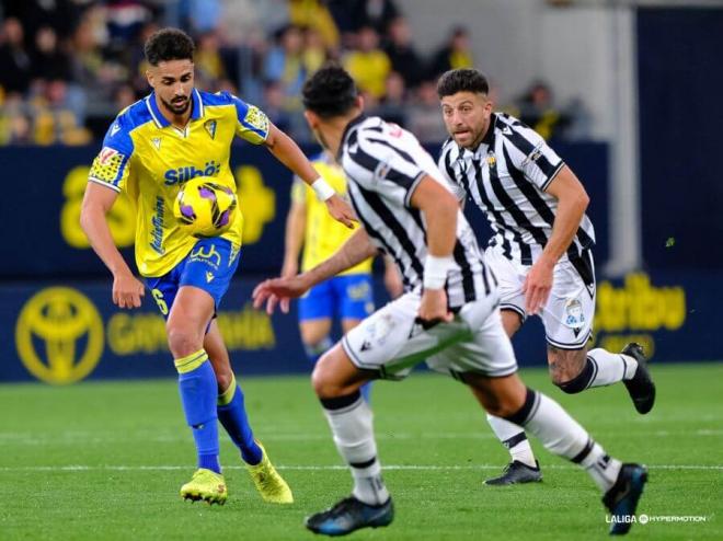 Chris Ramos, en una jugada del Cádiz-Castellón (FOTO: LALIGA).