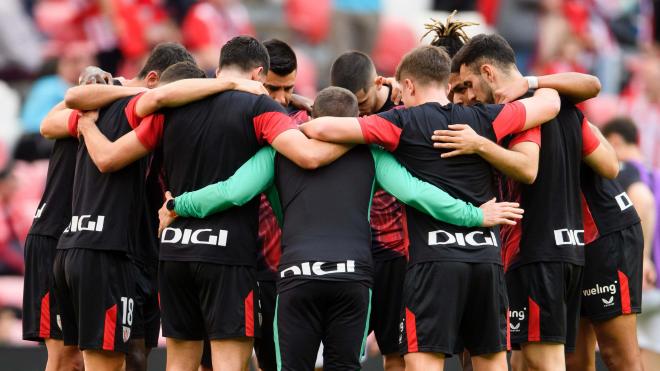 La piña previa de los leones ante el Valladolid en San Mamés (Foto: Athletic Club).