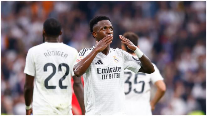 Vinicius celebrando su hat-trick en el Bernabéu frente al Osasuna. (Foto: Europa Press)