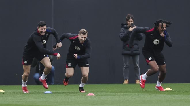 Lewandowski, Fermín y Koundé, disfrutando de un ejercicio en el entrenamiento del Barça (Europa