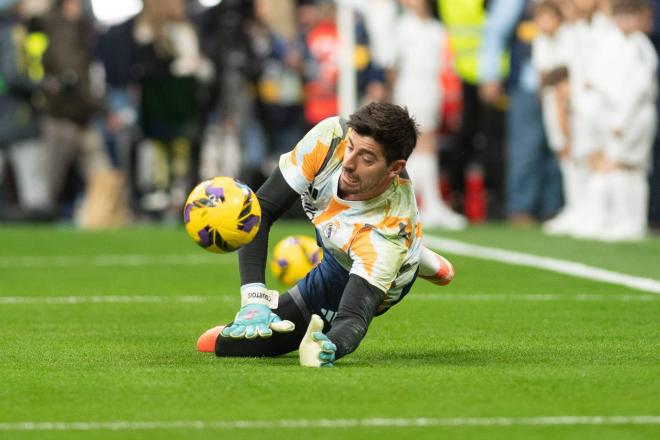 Thibaut Courtois, en el calentamiento del partido contra el Girona (Cordon Press)