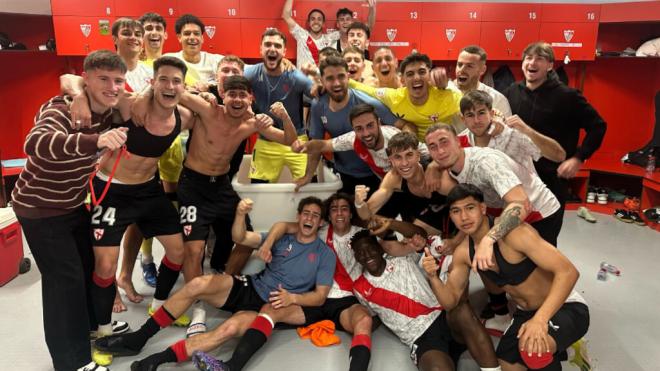 Celebración del vestuario del Sevilla Atlético tras vencer al Hércules (Foto: SFC).