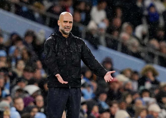 Pep Guardiola da indicaciones a sus jugadores en el City-Liverpool (FOTO: Cordón Press).