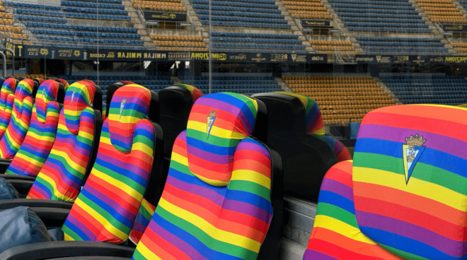 Palco del Cádiz con los colores de LGTBI (FOTO: Cádiz CF).