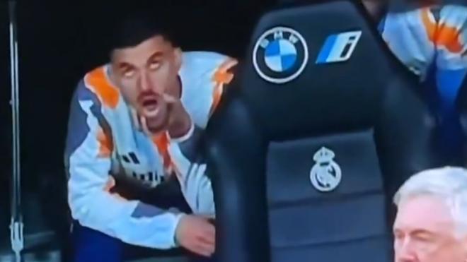 Dani Ceballos, en el banquillo del Santiago Bernabéu (Captura Movistar+)