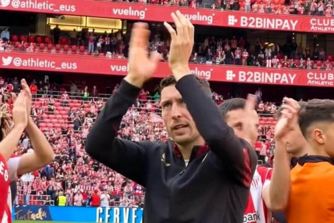 De Marcos aplaude tras ganar ante el Real Valladolid en San Mamés (Foto: Athletic Club).