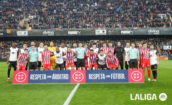 El Valencia y el Atlético de Madrid posan con la pancarta de la RFEF ('X' Atleti)