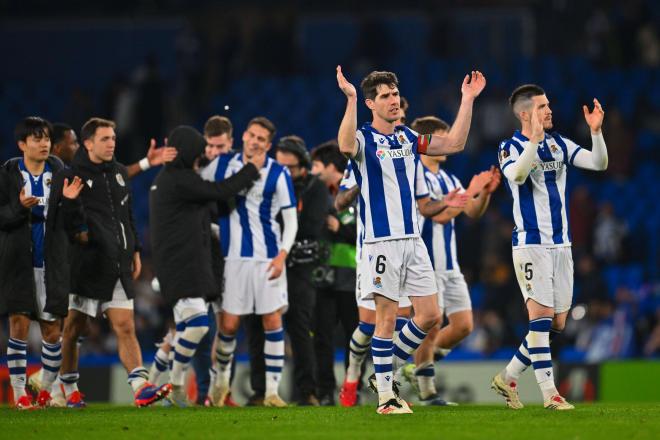 Los jugadores de la Real aplaude a los aficionados (FOTO: Cordón Press).